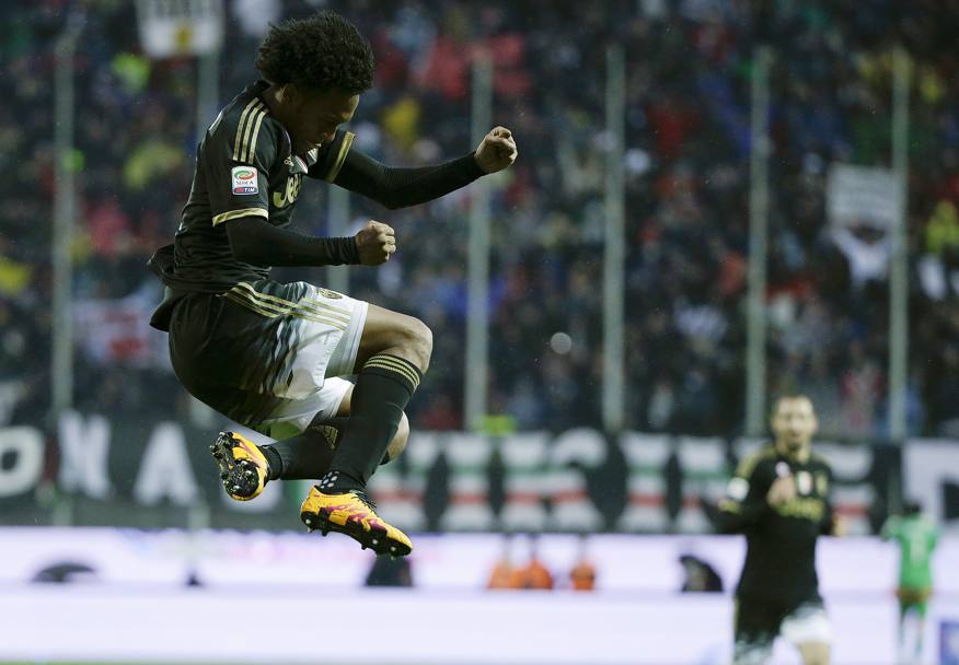 Si pu volare anche per la gioia di un gol: ecco Cuadrado... (Reuters)